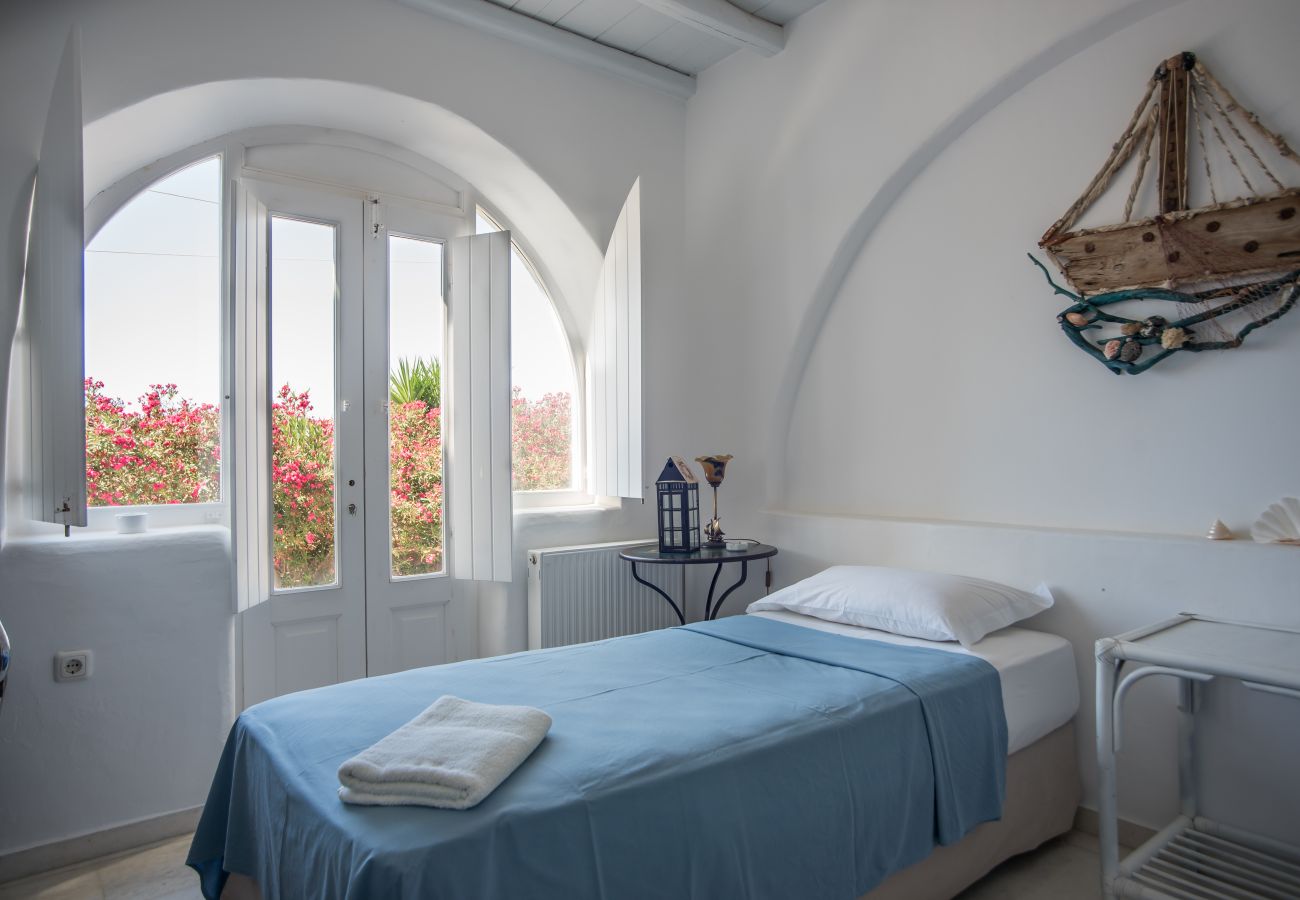 Villa in Ampelas - Family seafront villa, 1' from the beach 