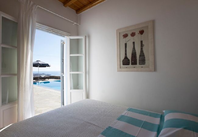 Villa in Mykonos - Psarrou villa for 10 guests, stunning sea views 