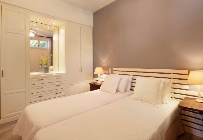 Villa in Andros - Rock Coastal House with Sea Views Villa in Andros - Rock Coastal House with Sea Views