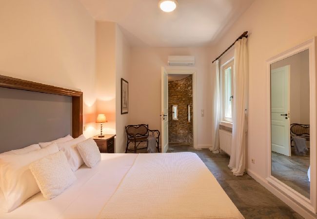 Villa in Andros - Rock Coastal House with Sea Views Villa in Andros - Rock Coastal House with Sea Views