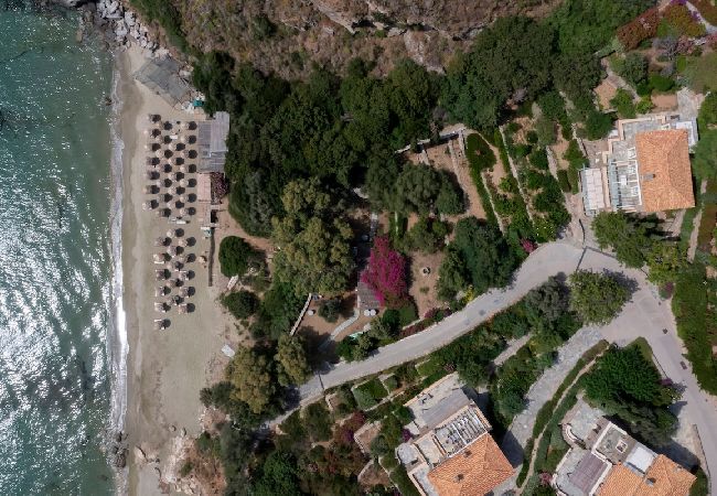 Villa in Andros - Rock Coastal House with Sea Views Villa in Andros - Rock Coastal House with Sea Views