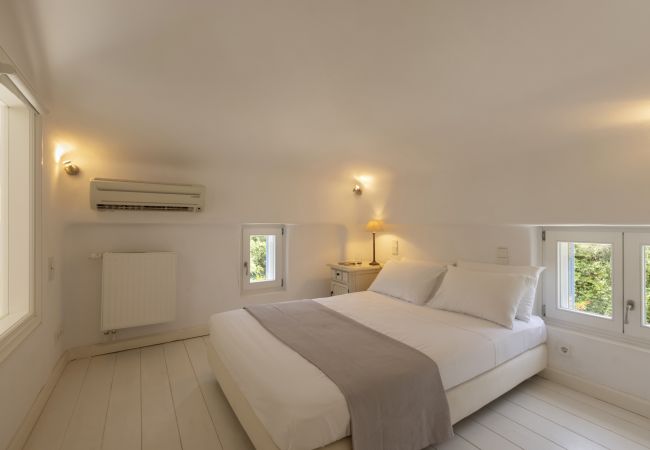 Villa in Andros - Exclusive Pool Escape in Andros Villa in Andros - Exclusive Pool Escape in Andros