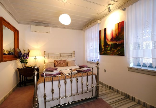 Apartment in Mirina - Luxurious room in a Myrina townhouse - Sage Room 