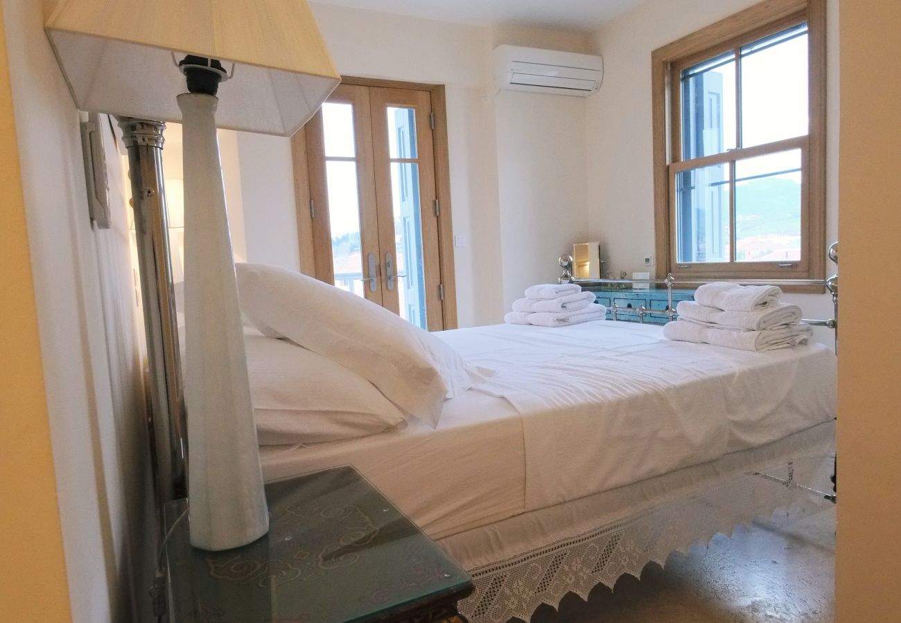 Apartment in Mirina - The Beachfront Villa (2nd Floor 3 Bed Apartment) 