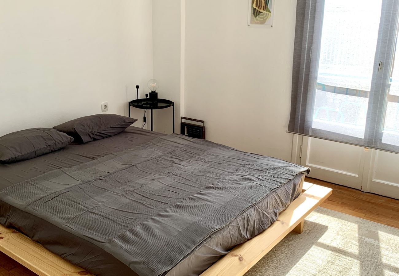 Apartment in Athens - Sunny central apartment next to Metro station