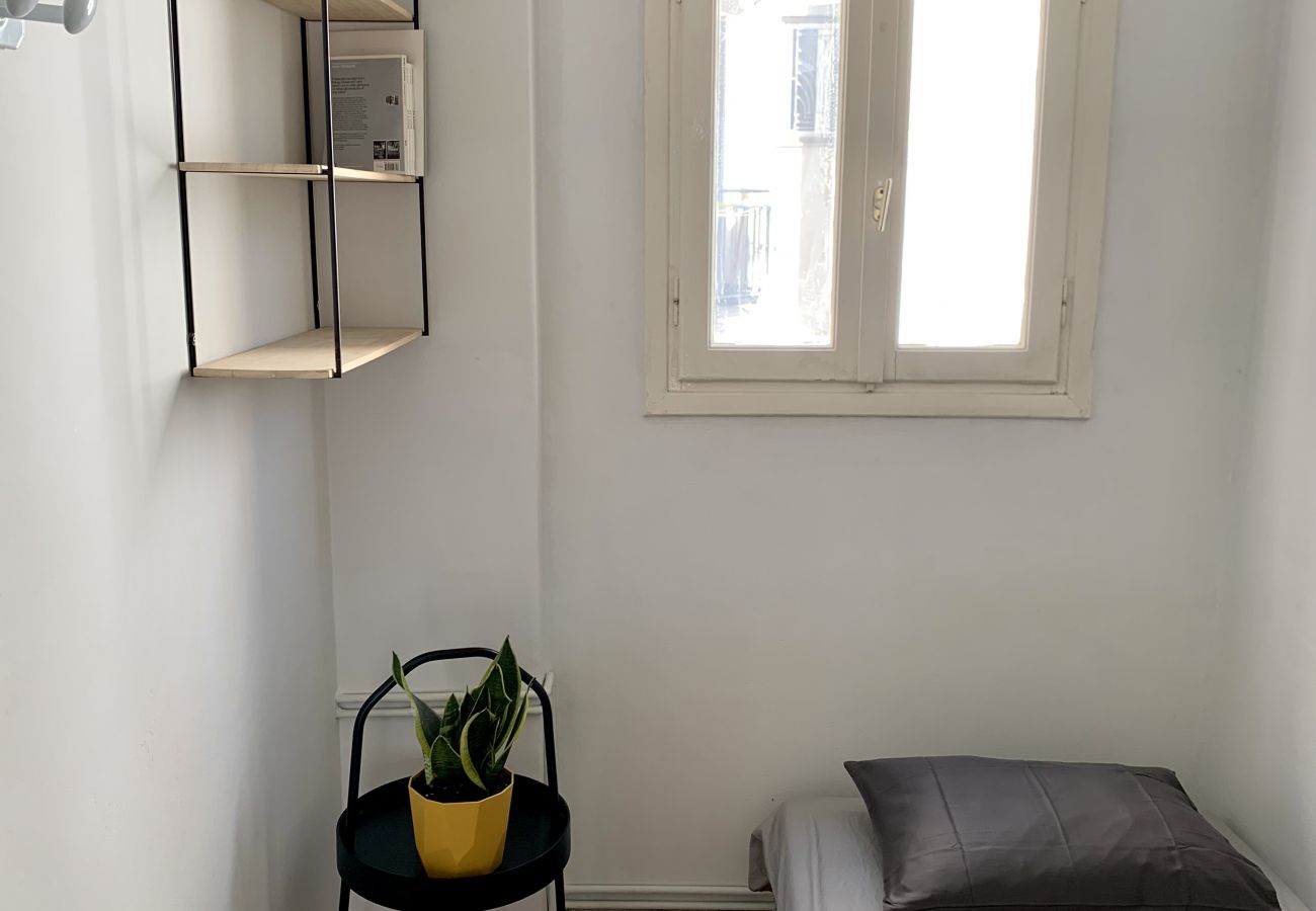 Apartment in Athens - Sunny central apartment next to Metro station