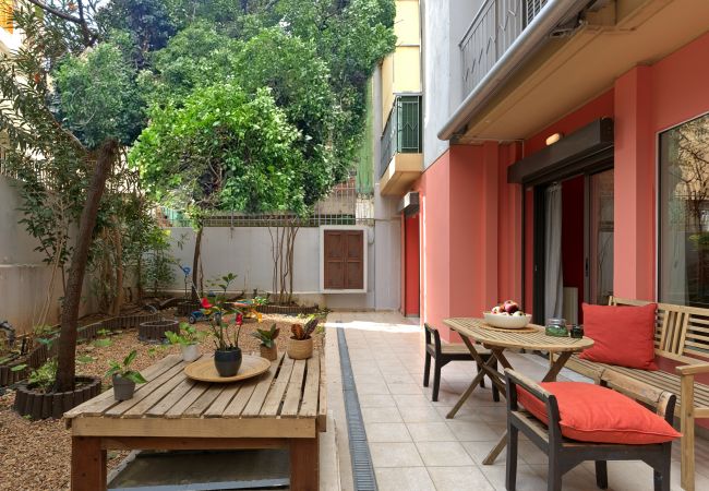 Apartment in Athens - Koukaki garden escape child friendly apartment 