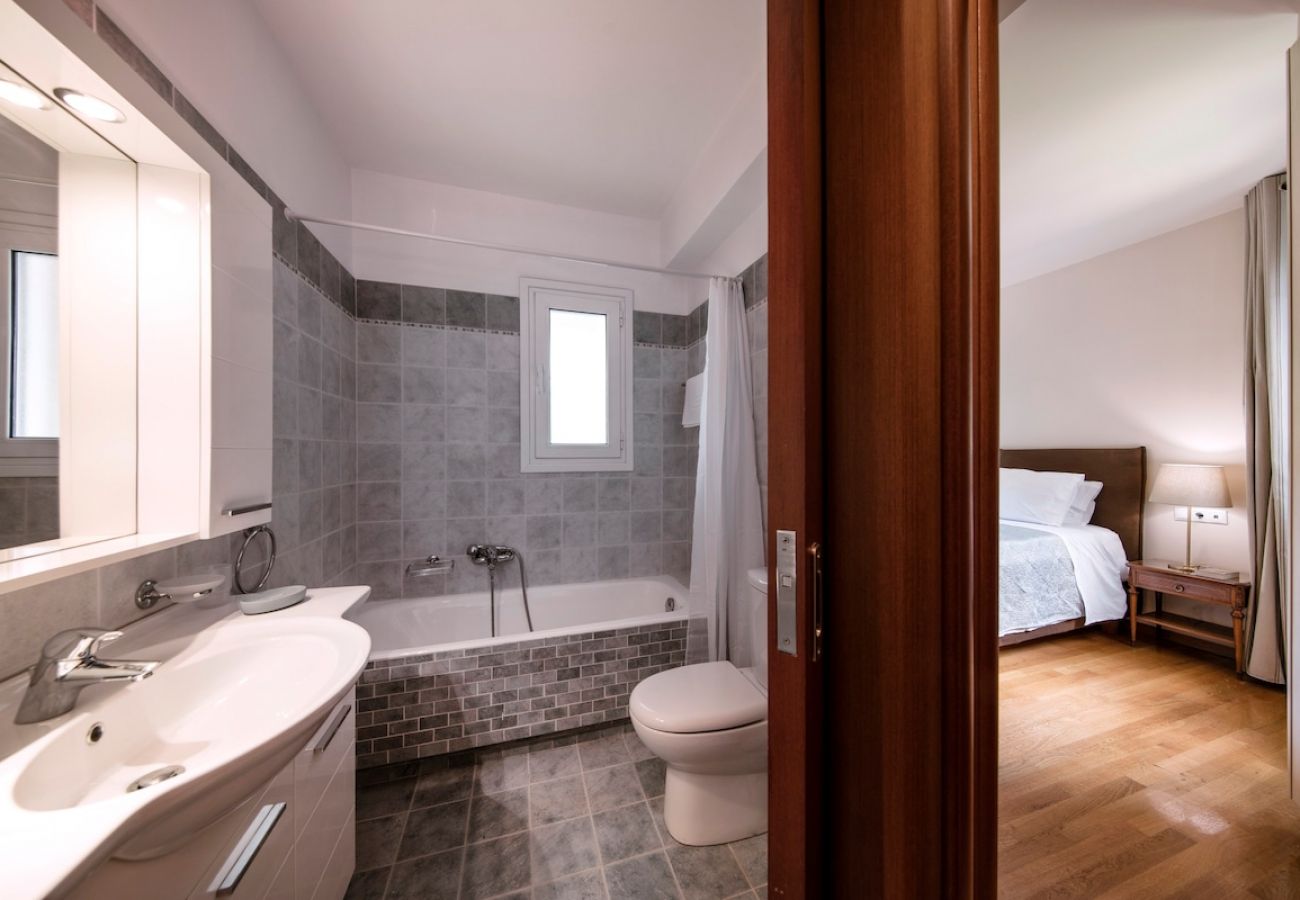 Apartment in Athens - 6 Bdr apt, VDSL, 2 mins from Acropolis museum