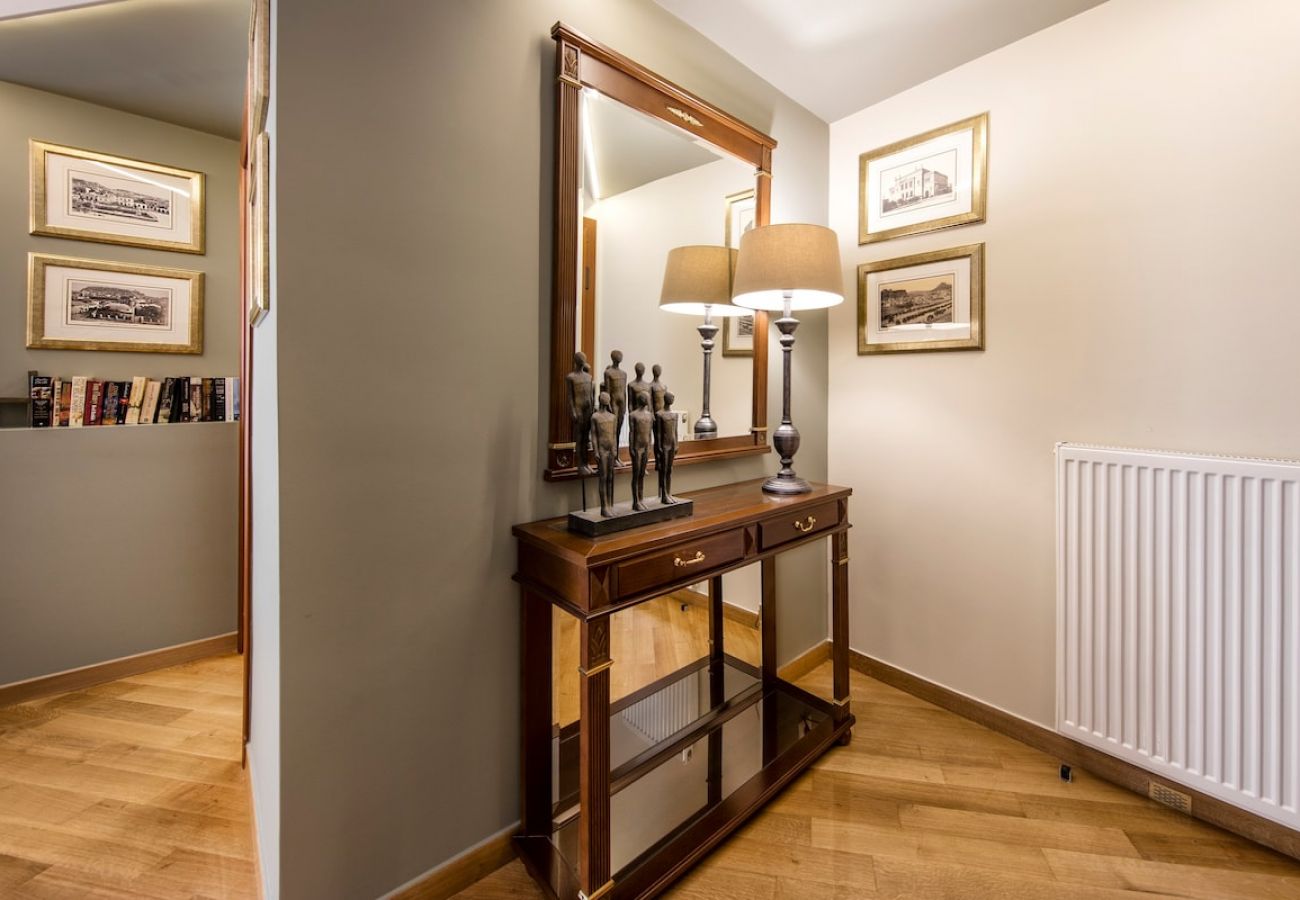 Apartment in Athens - 6 Bdr apt, VDSL, 2 mins from Acropolis museum