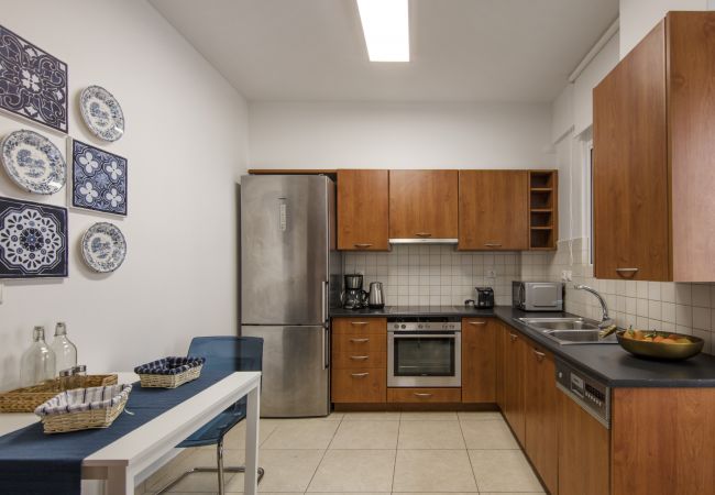 Apartment in Athens - 2 Bdr apt, VDSL,  2 mins from Acropolis museum 