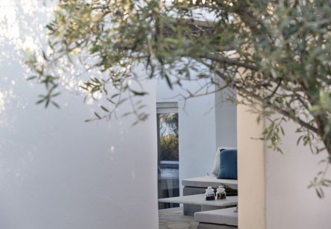 Villa in Ampelas - Stunning Beachfront 3BR Villa that has it ALL!  Villa in Ampelas - Stunning Beachfront 3BR Villa that has it ALL!