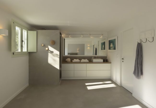 Villa in Ampelas - Stunning Beachfront 3BR Villa that has it ALL!  Villa in Ampelas - Stunning Beachfront 3BR Villa that has it ALL!