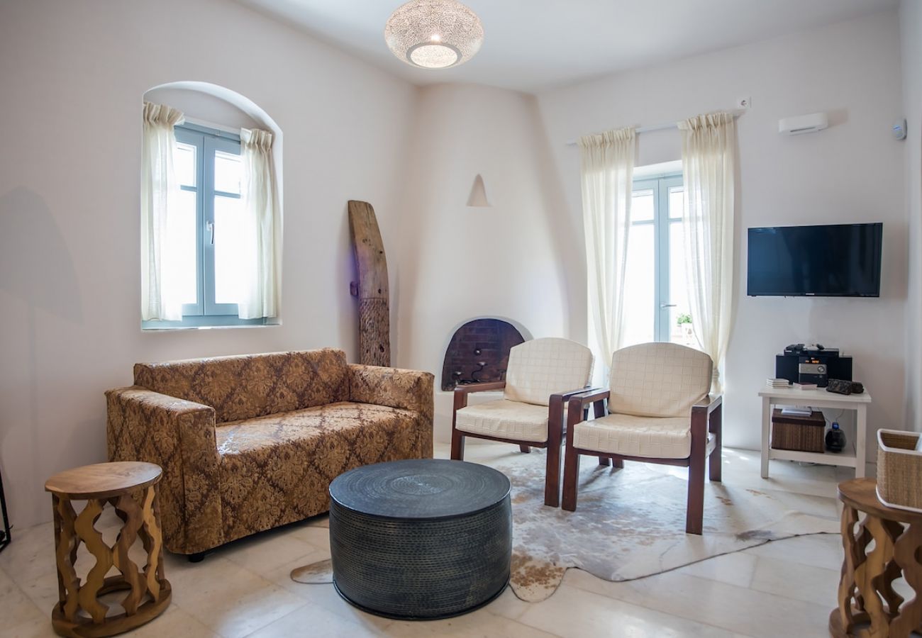 Villa in Ampelas - Eclectic island villa - gorgeous sea views, garden 