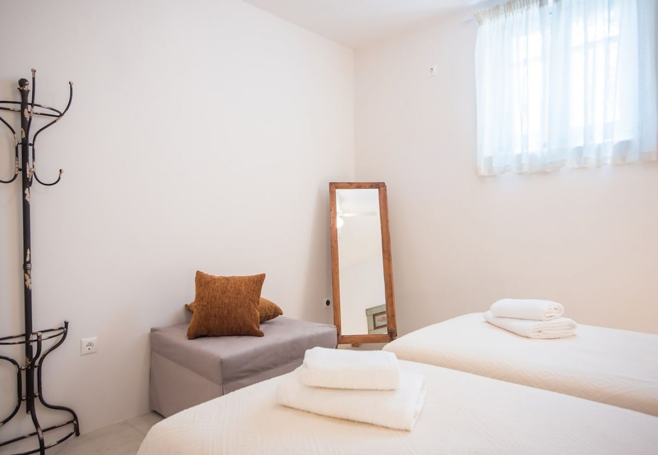 Villa in Ampelas - Eclectic island villa - gorgeous sea views, garden 