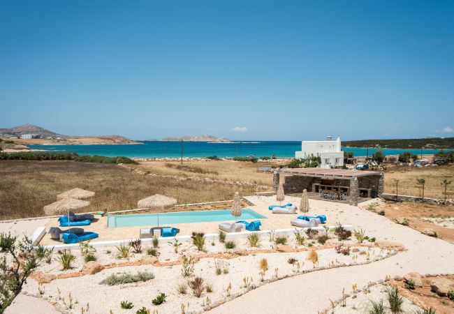 Villa in Xifara - Funky holiday home with pool, next to the beach 