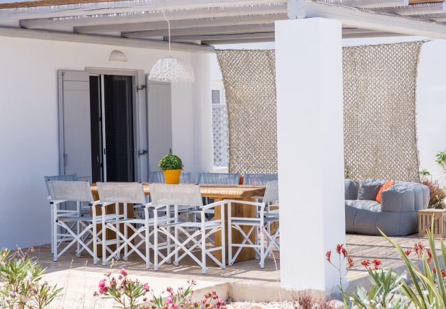 Villa in Xifara - Funky holiday home with pool, next to the beach 