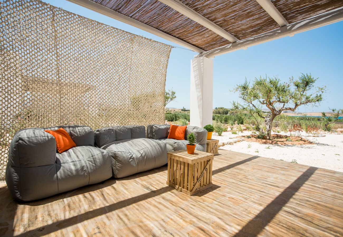 Villa in Xifara - Funky holiday home with pool, next to the beach 