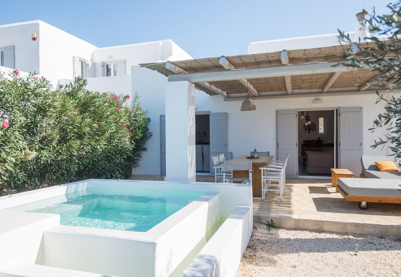 Villa in Xifara - Funky holiday home with pool, next to the beach 