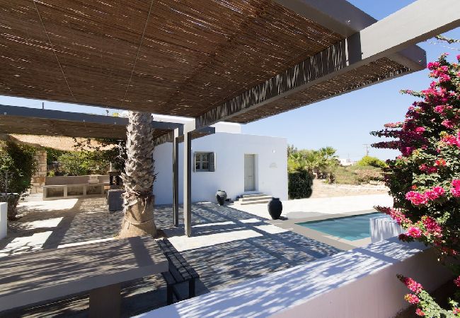 Villa in Ampelas - Elegant villa, sea views, designer renovation 