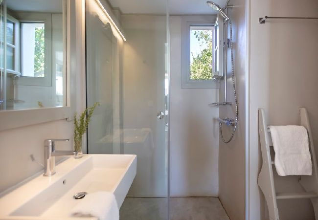 Villa in Ampelas - Elegant villa, sea views, designer renovation  Villa in Ampelas - Elegant villa, sea views, designer renovation