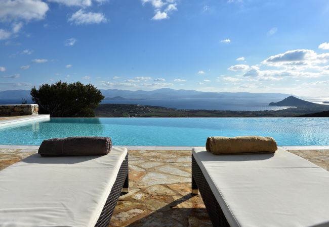 Villa in Naousa - Gorgeous pool villa, stunning sea views, helipad! 