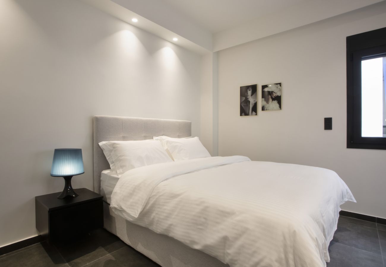 Apartment in Athens - Bright top floor Koukaki apartment