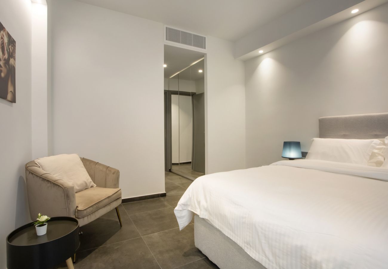 Apartment in Athens - Bright top floor Koukaki apartment