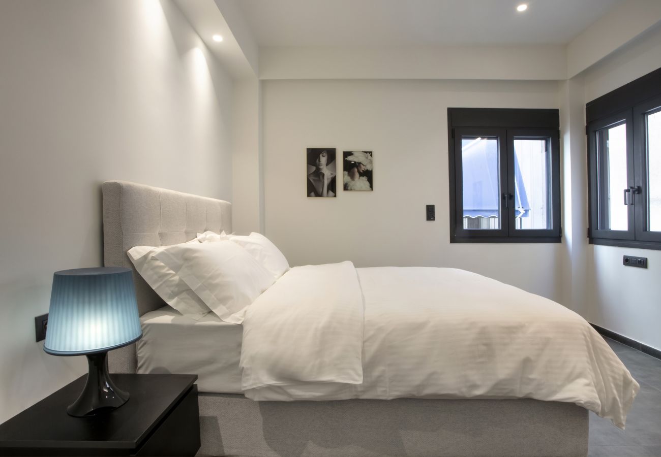 Apartment in Athens - Bright top floor Koukaki apartment