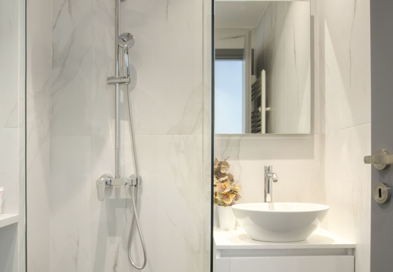 Apartment in Athens - Bright top floor Koukaki apartment