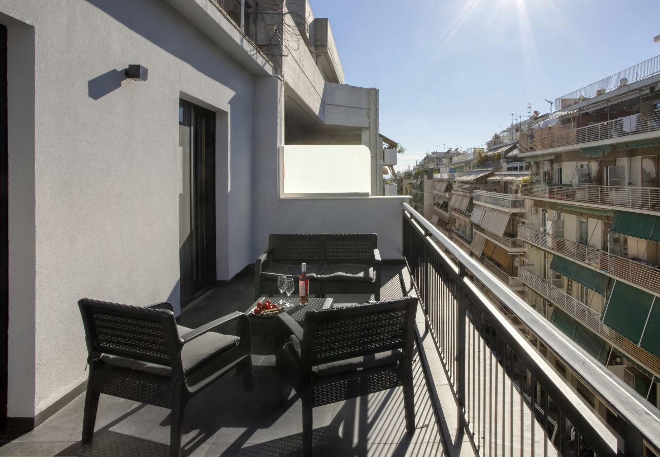 Apartment in Athens - Bright top floor Koukaki apartment