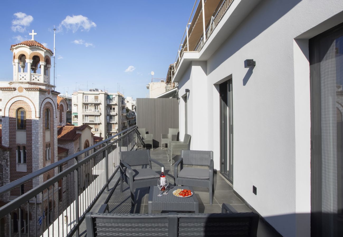 Apartment in Athens - Bright top floor Koukaki apartment