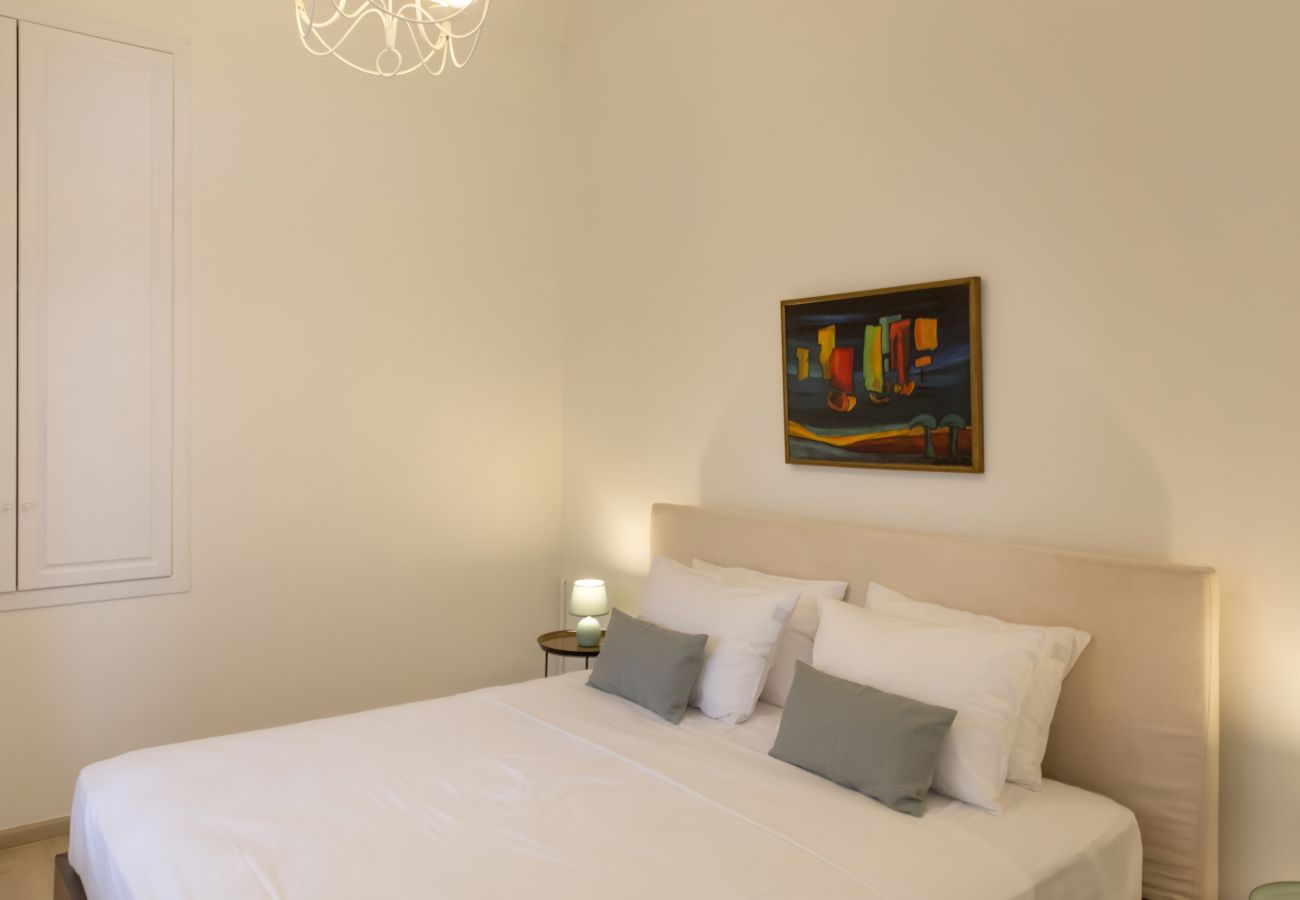 House in Athens - An Enchanting House with a Lush Garden Downtown