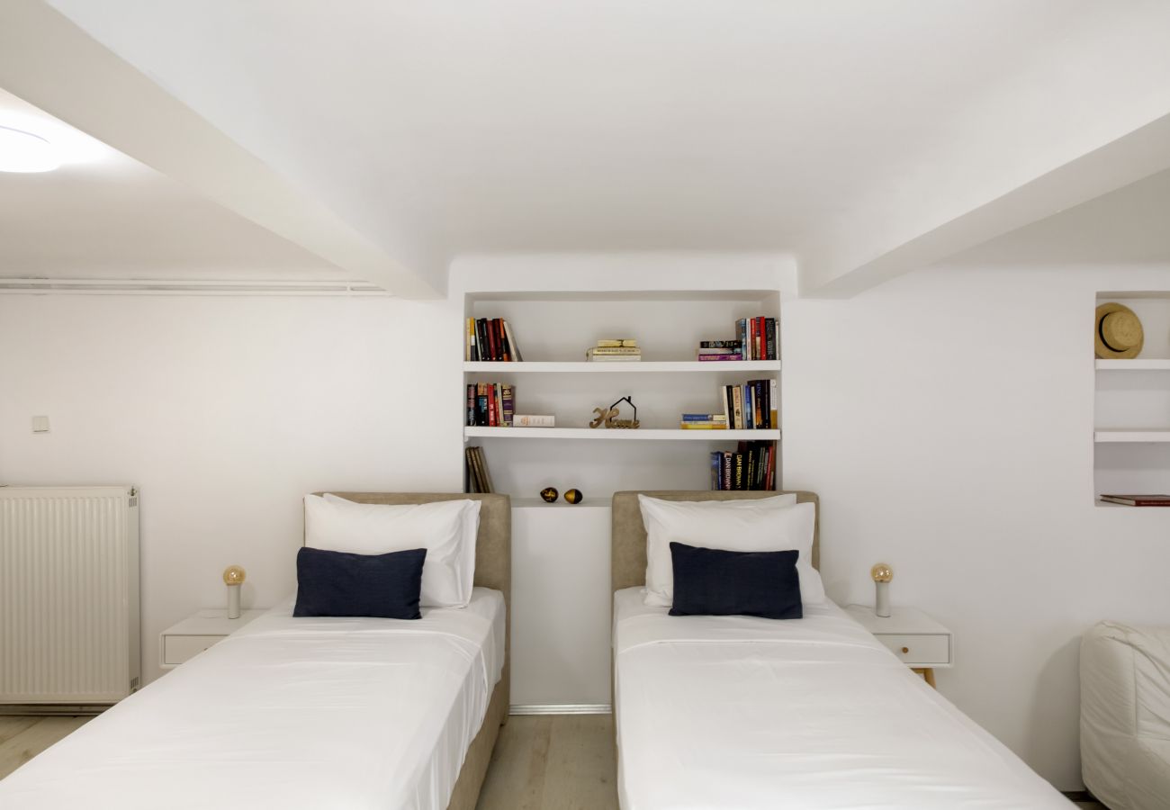 House in Athens - An Enchanting House with a Lush Garden Downtown