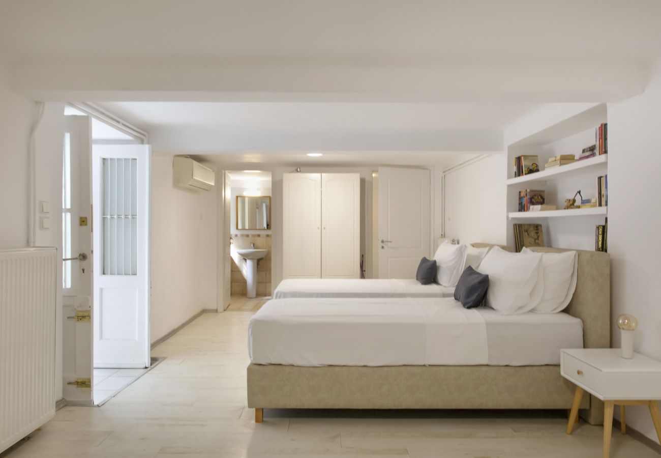 House in Athens - An Enchanting House with a Lush Garden Downtown