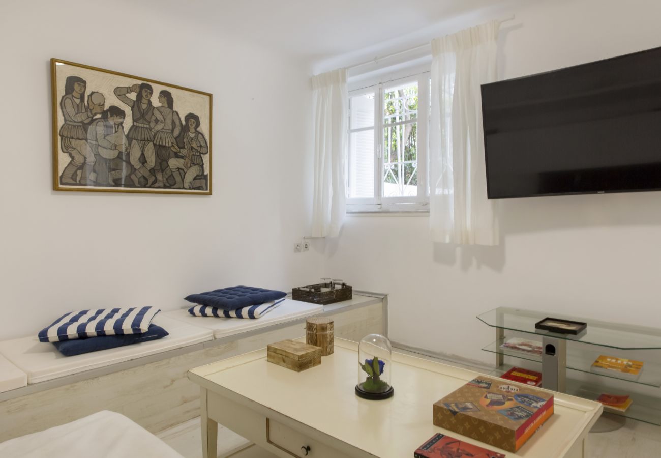House in Athens - An Enchanting House with a Lush Garden Downtown