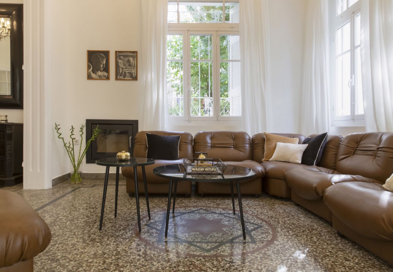 House in Athens - An Enchanting House with a Lush Garden Downtown