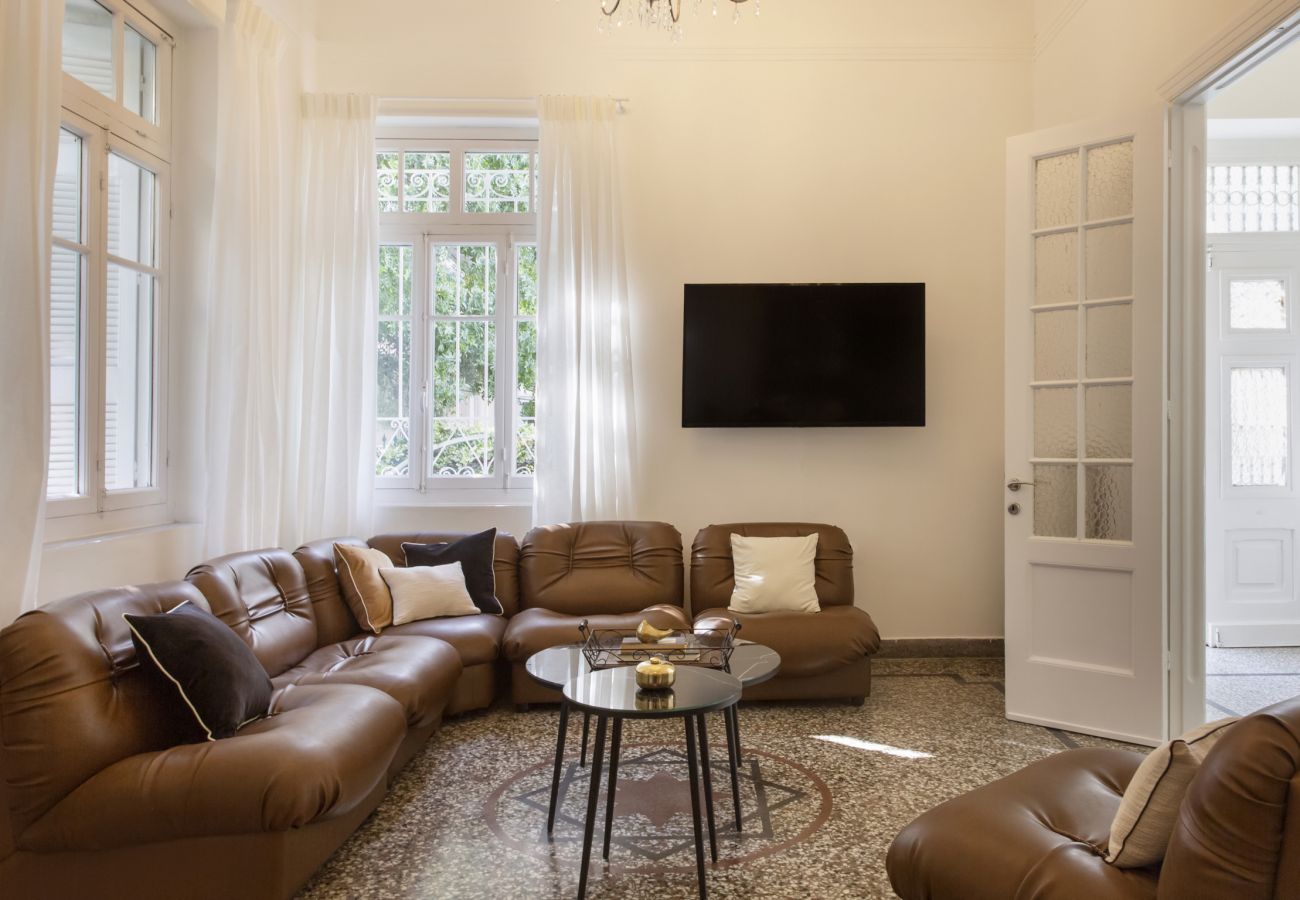 House in Athens - An Enchanting House with a Lush Garden Downtown