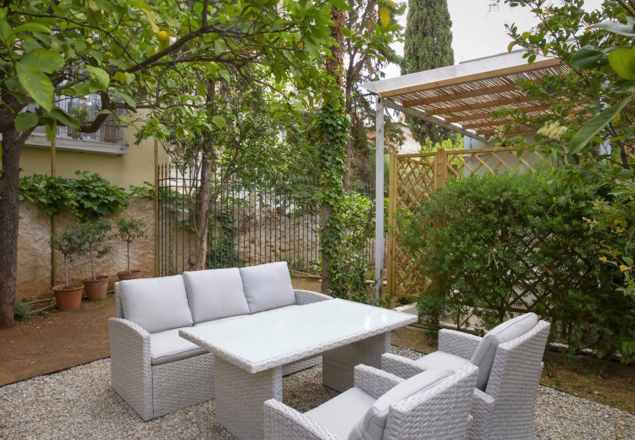 House in Athens - An Enchanting House with a Lush Garden Downtown