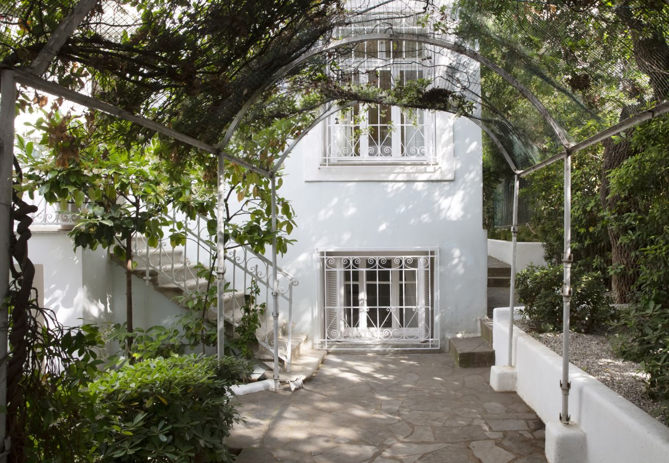 House in Athens - An Enchanting House with a Lush Garden Downtown