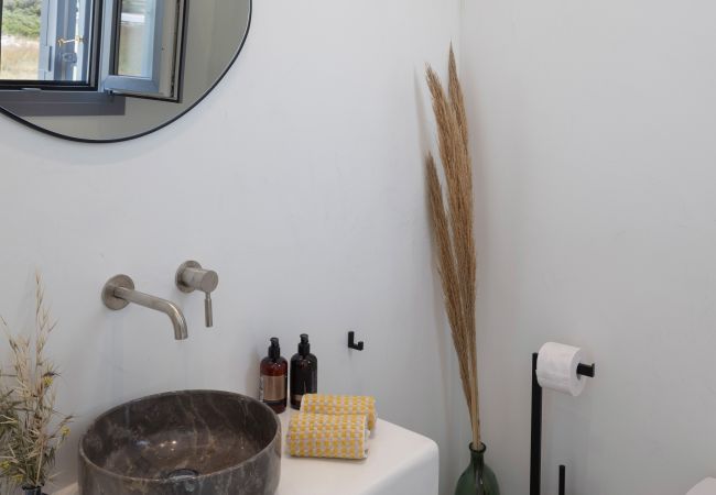 Villa in Aspro Chorio - Poolside Panorama: Coastal Luxury & Vistas Villa in Aspro Chorio - Poolside Panorama: Coastal Luxury & Vistas