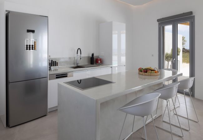 Villa in Aspro Chorio - Poolside Panorama: Coastal Luxury & Vistas Villa in Aspro Chorio - Poolside Panorama: Coastal Luxury & Vistas