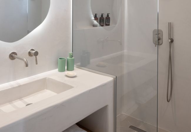 Villa in Aspro Chorio - Poolside Panorama: Coastal Luxury & Vistas Villa in Aspro Chorio - Poolside Panorama: Coastal Luxury & Vistas