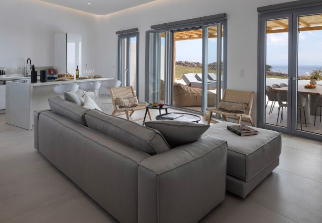 Villa in Aspro Chorio - Poolside Panorama: Coastal Luxury & Vistas Villa in Aspro Chorio - Poolside Panorama: Coastal Luxury & Vistas