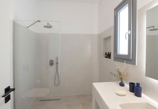 Villa in Aspro Chorio - Poolside Panorama: Coastal Luxury & Vistas Villa in Aspro Chorio - Poolside Panorama: Coastal Luxury & Vistas