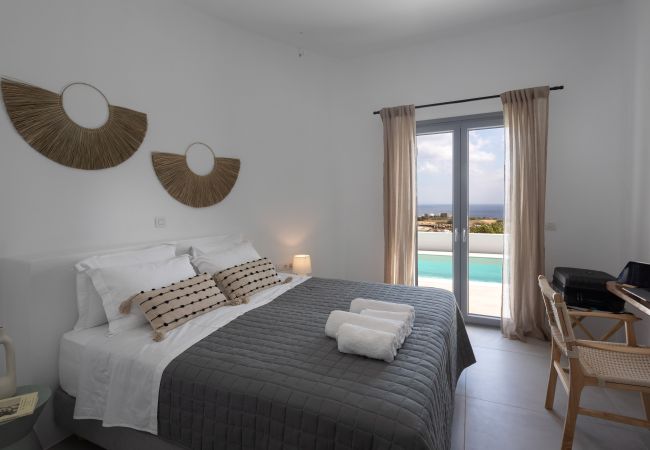 Villa in Aspro Chorio - Poolside Panorama: Coastal Luxury & Vistas Villa in Aspro Chorio - Poolside Panorama: Coastal Luxury & Vistas