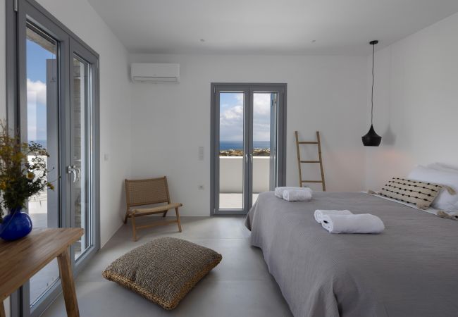 Villa in Aspro Chorio - Poolside Panorama: Coastal Luxury & Vistas Villa in Aspro Chorio - Poolside Panorama: Coastal Luxury & Vistas