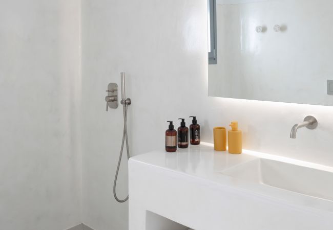 Villa in Aspro Chorio - Poolside Panorama: Coastal Luxury & Vistas Villa in Aspro Chorio - Poolside Panorama: Coastal Luxury & Vistas