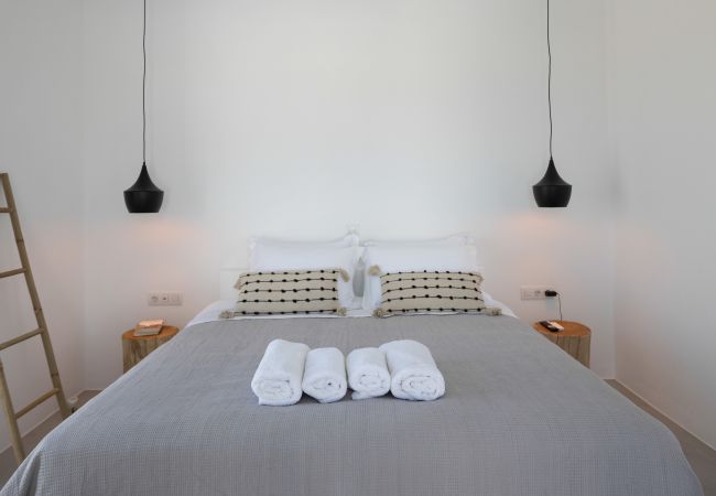 Villa in Aspro Chorio - Poolside Panorama: Coastal Luxury & Vistas Villa in Aspro Chorio - Poolside Panorama: Coastal Luxury & Vistas