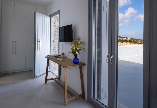 Villa in Aspro Chorio - Poolside Panorama: Coastal Luxury & Vistas Villa in Aspro Chorio - Poolside Panorama: Coastal Luxury & Vistas