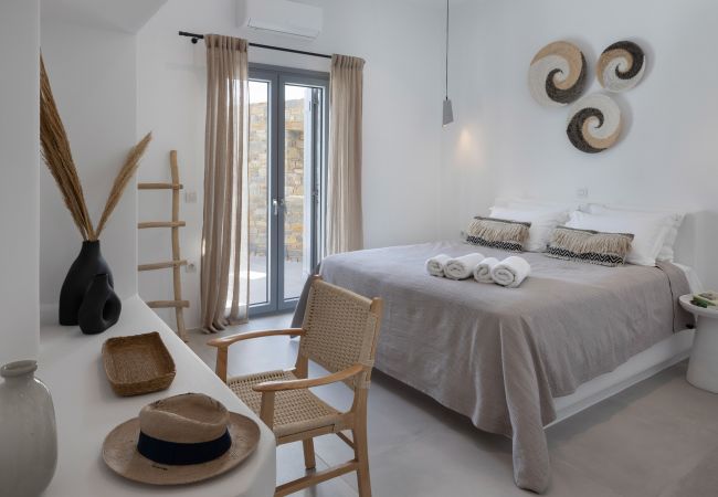 Villa in Aspro Chorio - Poolside Panorama: Coastal Luxury & Vistas Villa in Aspro Chorio - Poolside Panorama: Coastal Luxury & Vistas